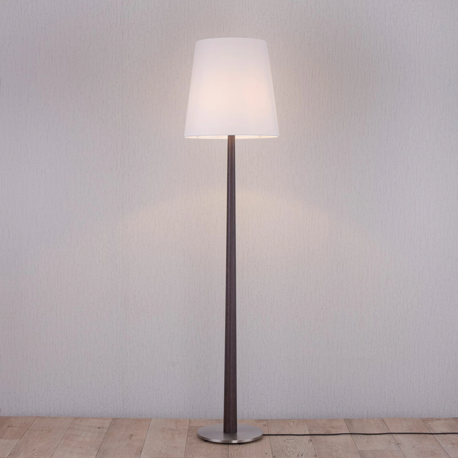 Lucande Elif Stehlampe Weiß, Konisch Eiche Dunkel – Bild 3