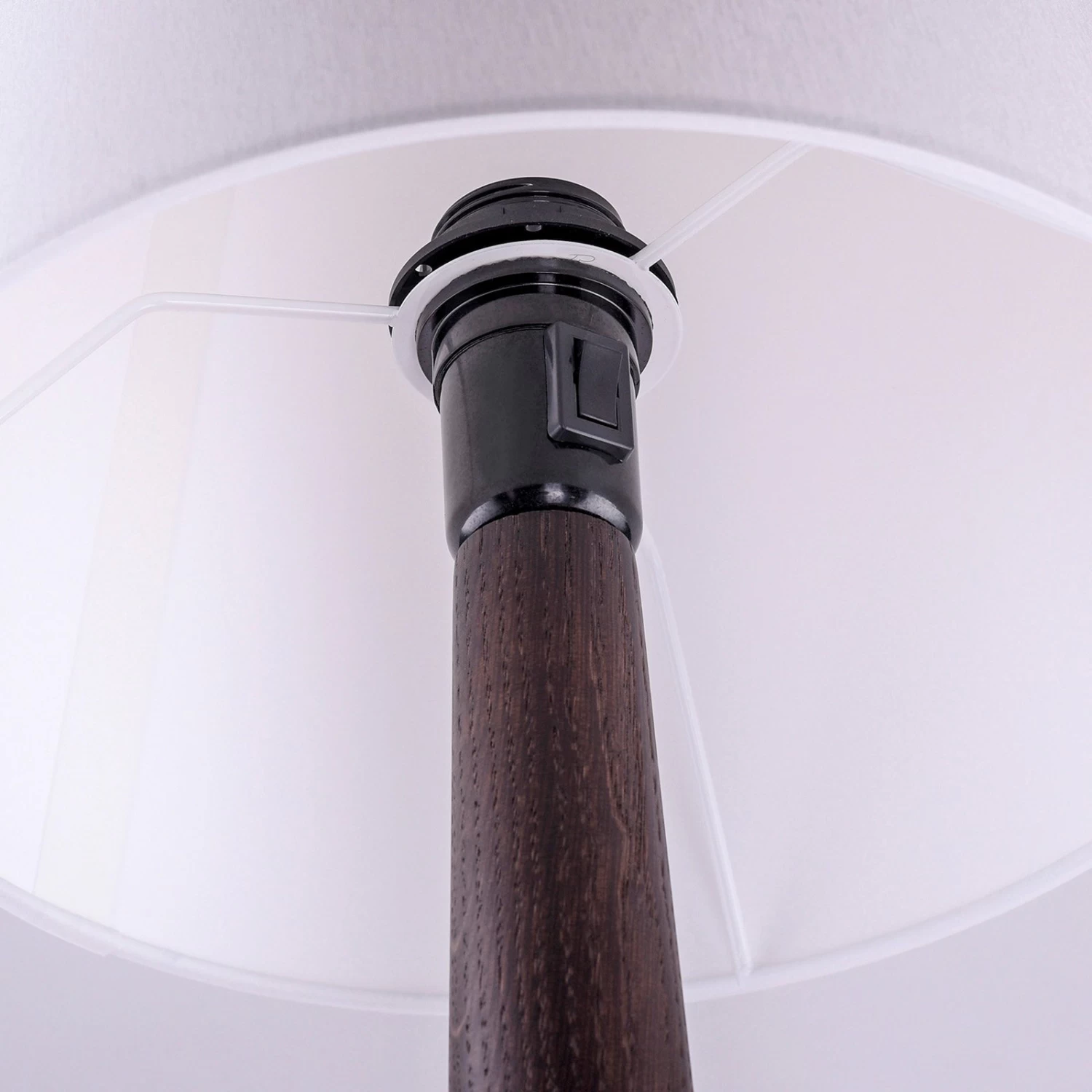 Lucande Elif Stehlampe Weiß, Konisch Eiche Dunkel – Bild 7