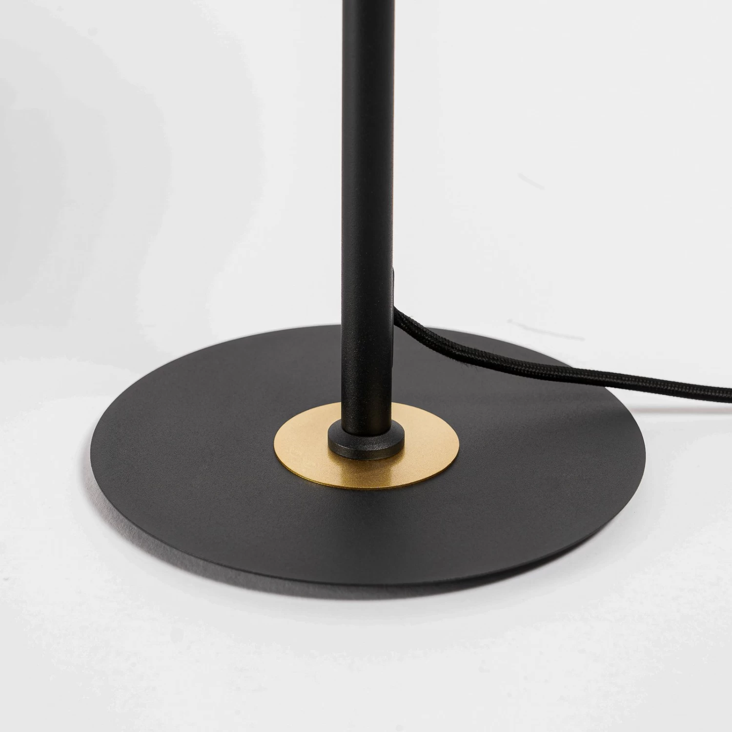 Lucande Aparas Tischlampe Blattoptik, Schwarz-gold â Bild 7